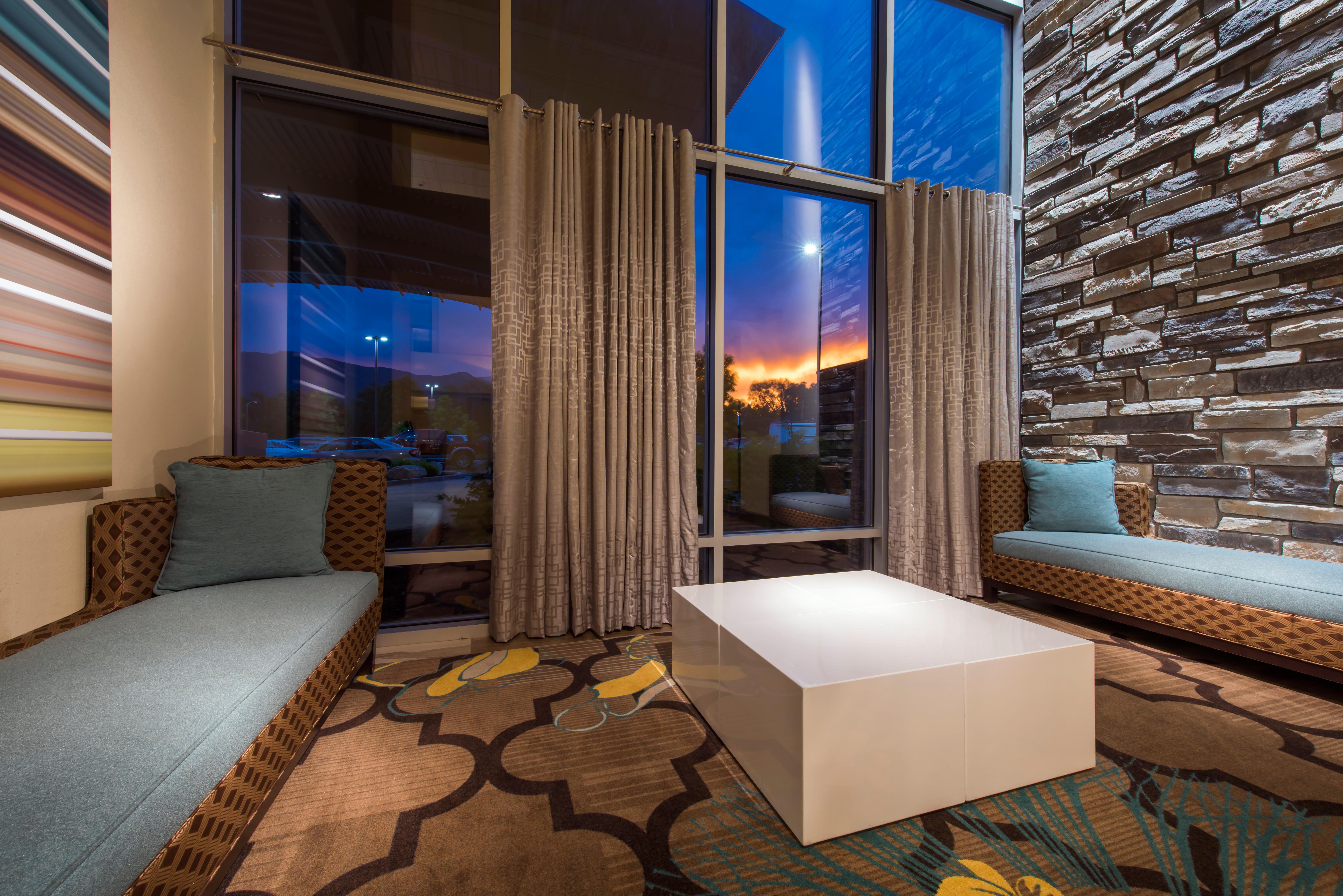 Holiday Inn Express & Suites Colorado Springs Central By Ihg Exteriör bild