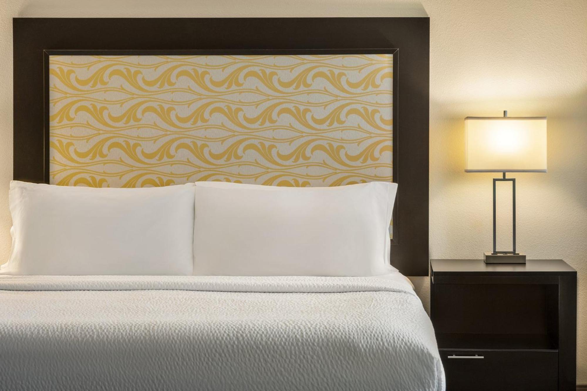 Holiday Inn Express & Suites Colorado Springs Central By Ihg Exteriör bild