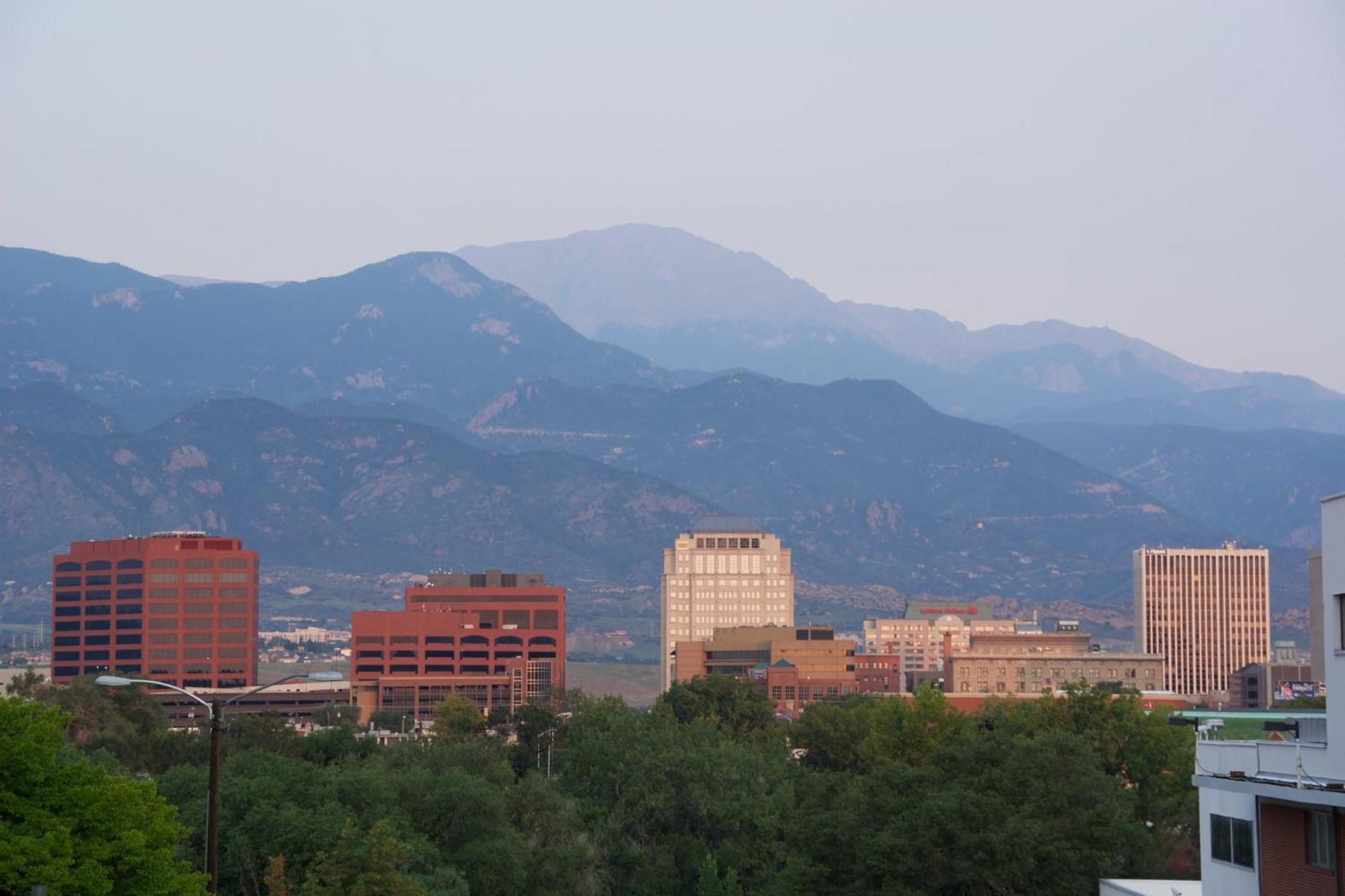 Holiday Inn Express & Suites Colorado Springs Central By Ihg Exteriör bild